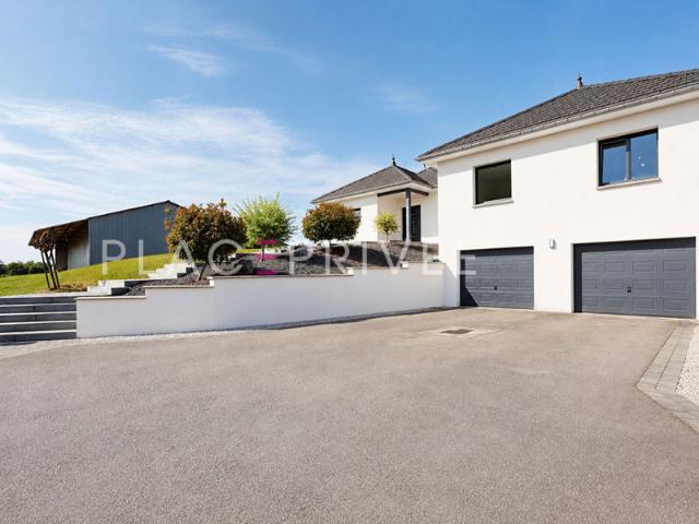 Maison avec piscine et garage double