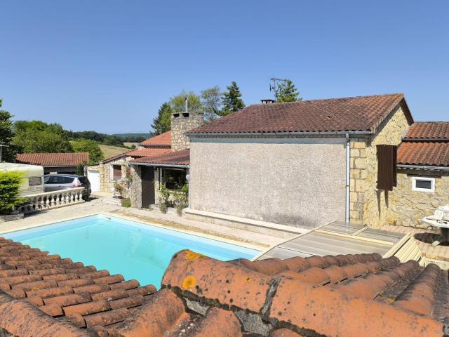 Propriété de caractère avec vue panoramique, piscine Monclar 210m² Monclar