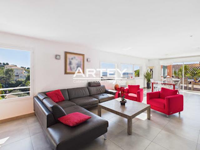 Maison avec piscine et jardin