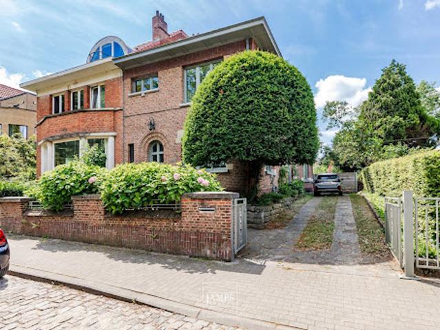 Maison avec piscine et jardin