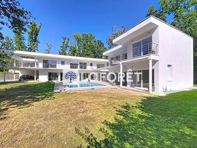 Maison contemporaine avec piscine et jardin
