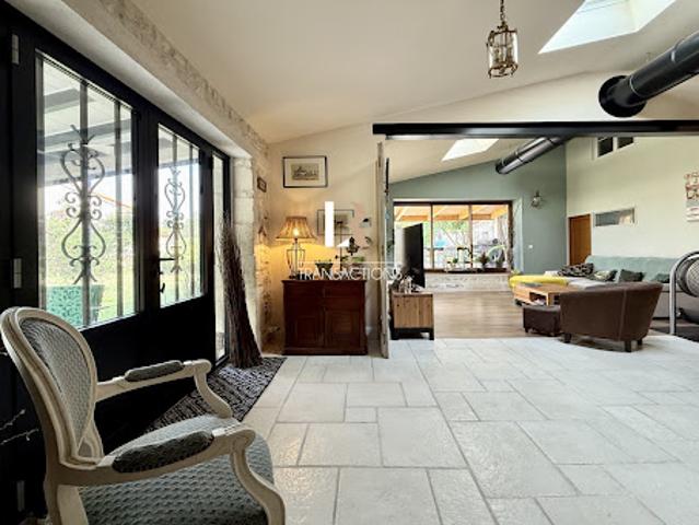 Maison avec piscine et jardin