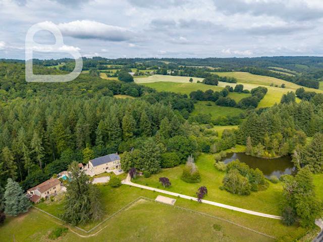 Propriété avec piscine et jardin