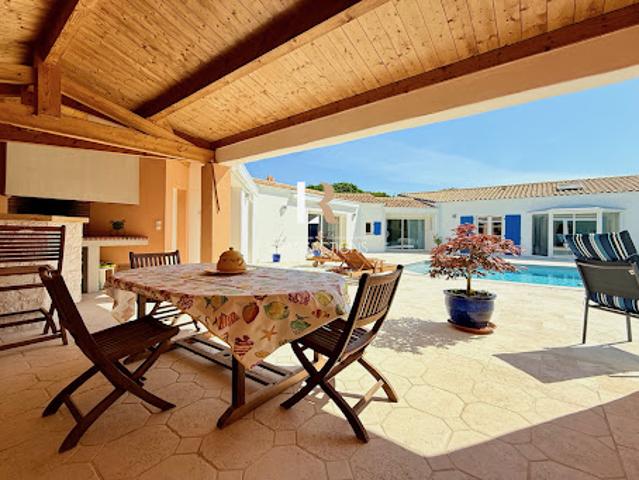 Maison avec piscine et jardin