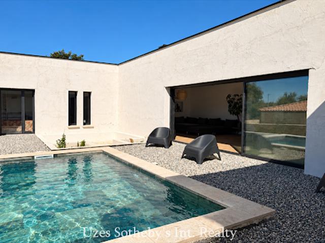 Maison contemporaine avec piscine et jardin