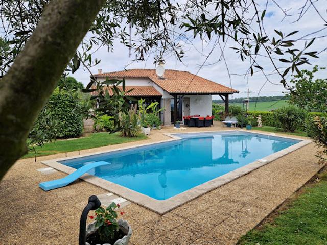 Maison avec piscine et jardin