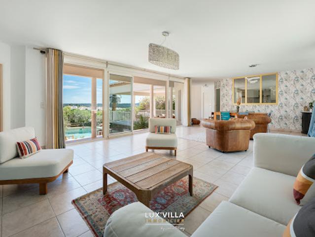 Villa avec piscine et jardin