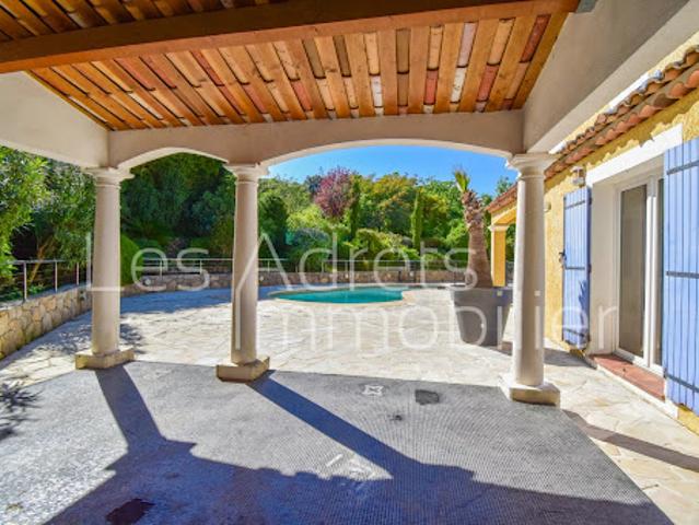 Maison avec piscine et jardin