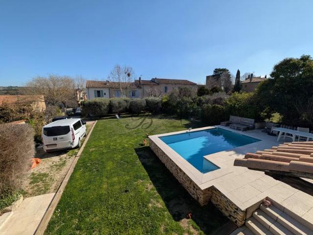 Maison avec piscine et terrain constructible La Tour d'Aigues centre village