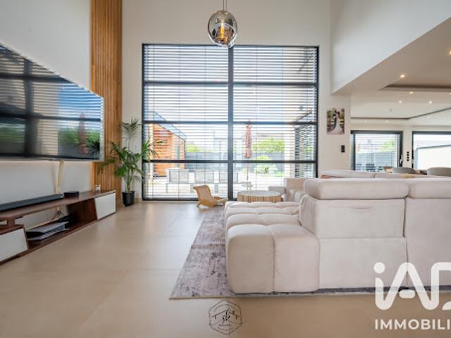 Maison avec piscine et terrasse