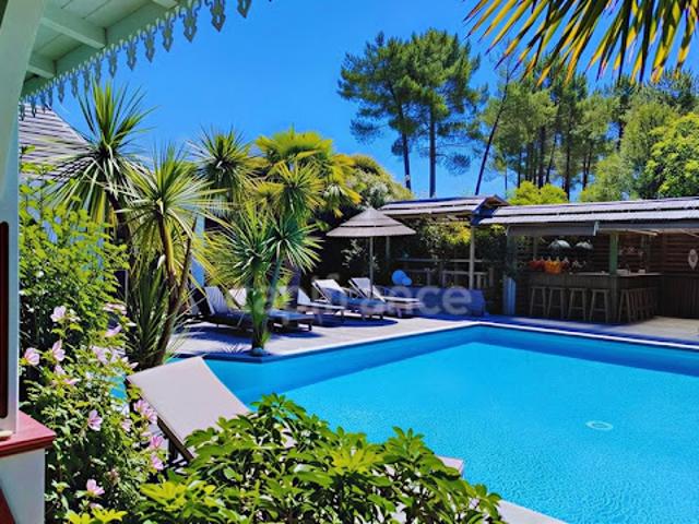 Maison avec piscine et jardin