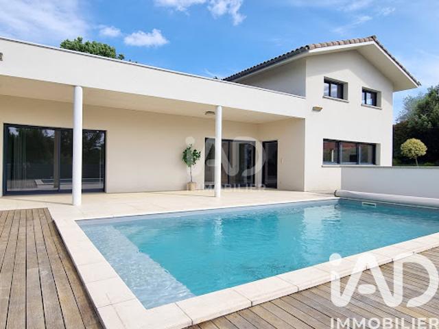 Maison avec piscine et terrasse