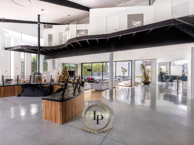 Maison contemporaine avec piscine et terrasse