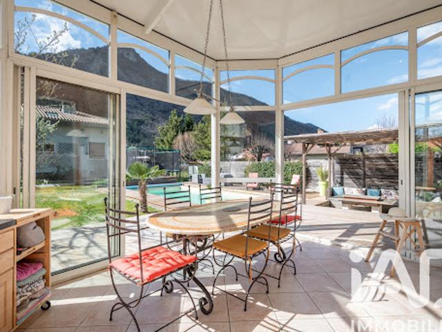 Maison avec piscine et terrasse