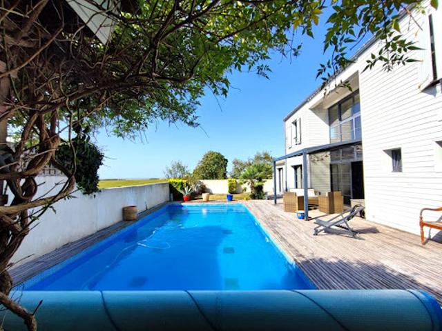 Maison avec piscine et terrasse