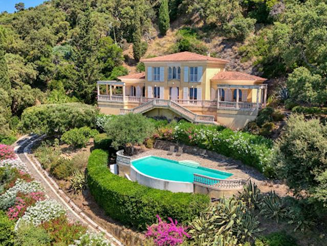 Maison avec piscine en bord de mer
