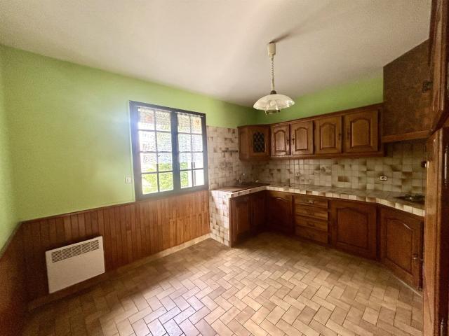 Maison avec piscine, grand terrain plat et grange en pierre. 164m² Le Roc