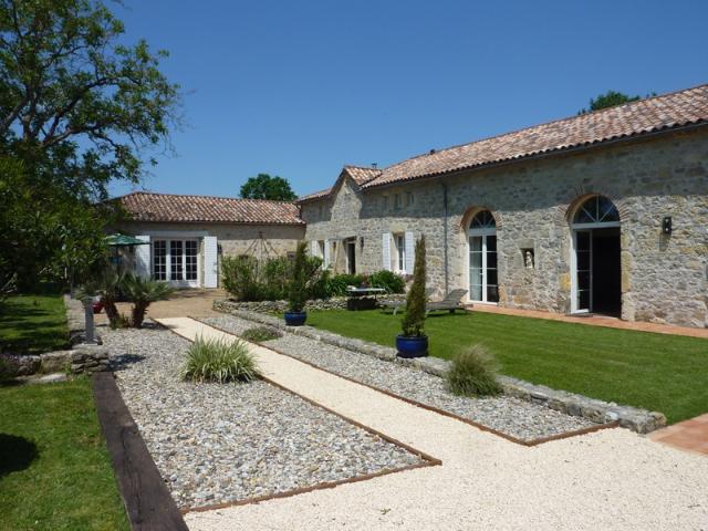 Maison avec piscine intérieure et terrasses et splendide vue