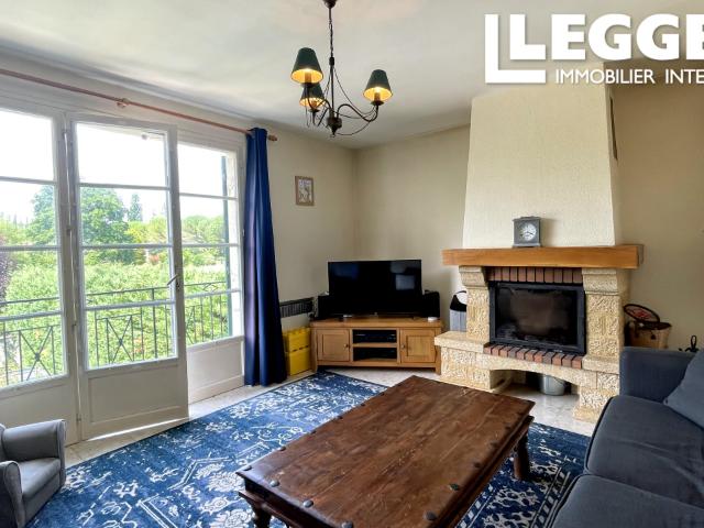 Maison avec piscine, jardin et dépendance dans le village très recherché de Trémolat