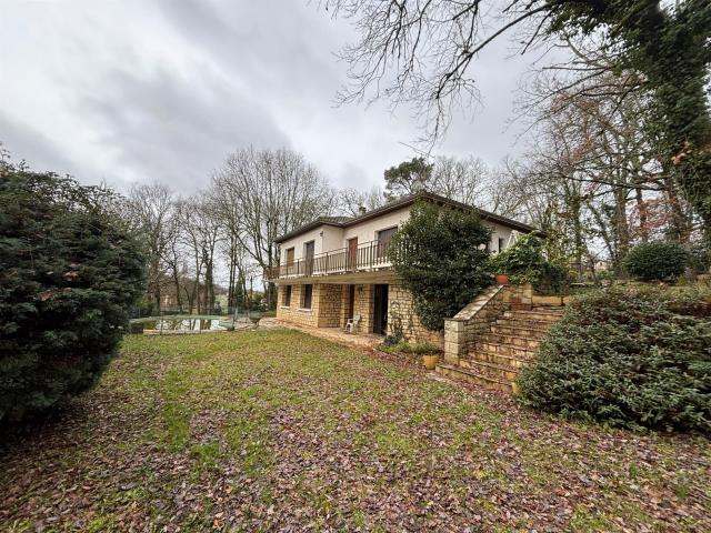 Maison avec piscine sur 7000 m² de terrain 206m² Fumel