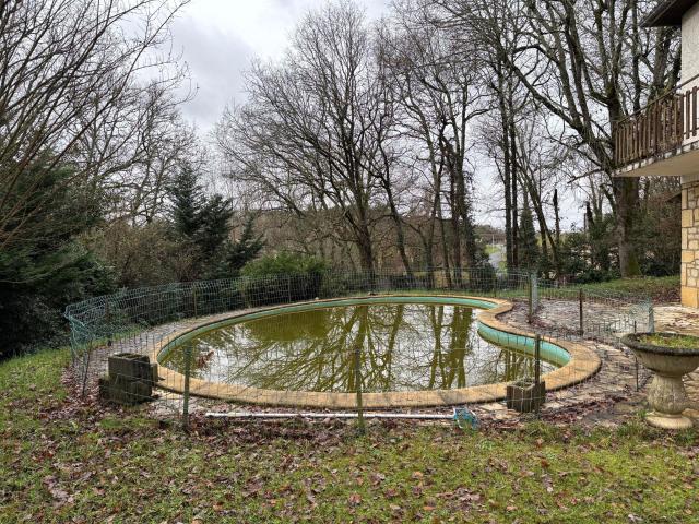Maison avec piscine sur 7000 m² de terrain 206m² Fumel