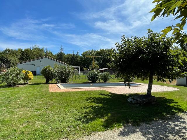 Maison avec piscine sur un terrain de 3986m2 constructible