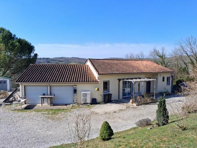 Maison avec piscine située dans un bel environnement privilégié avec une vue imprenable, cette maison offre de beaux volumes et ses prestations de qualité