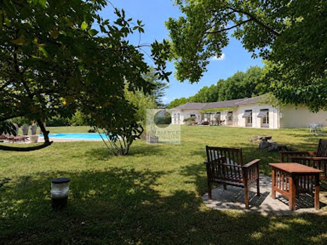 Maison contemporaine avec piscine et jardin