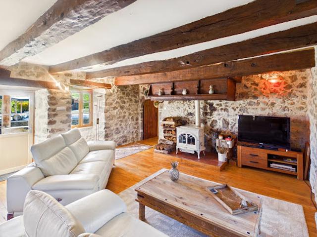 Maison contemporaine avec piscine et jardin