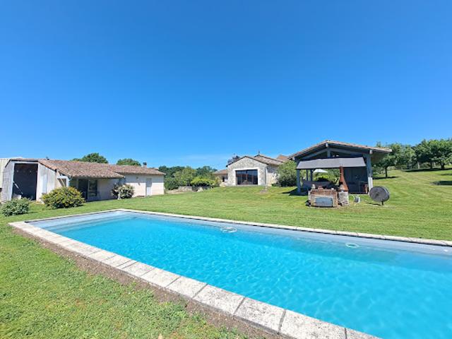 Maison avec piscine et jardin