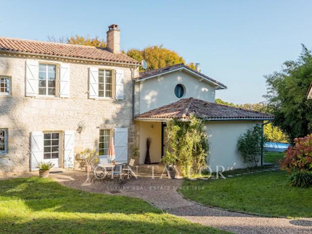 Maison contemporaine avec piscine et jardin