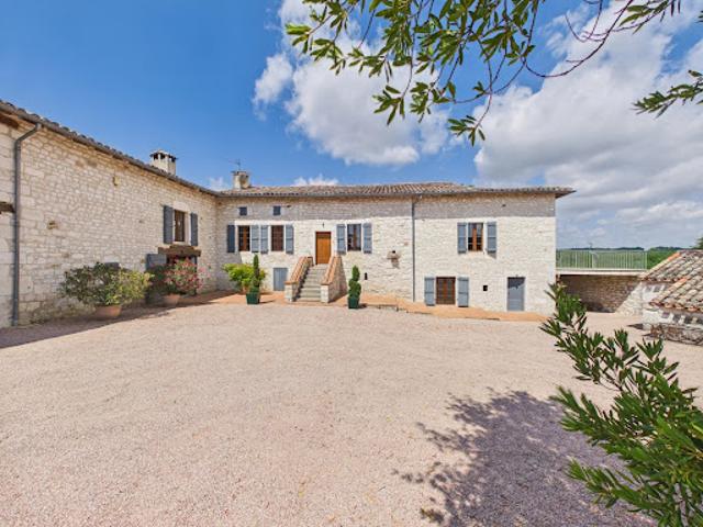 Maison contemporaine avec piscine et jardin