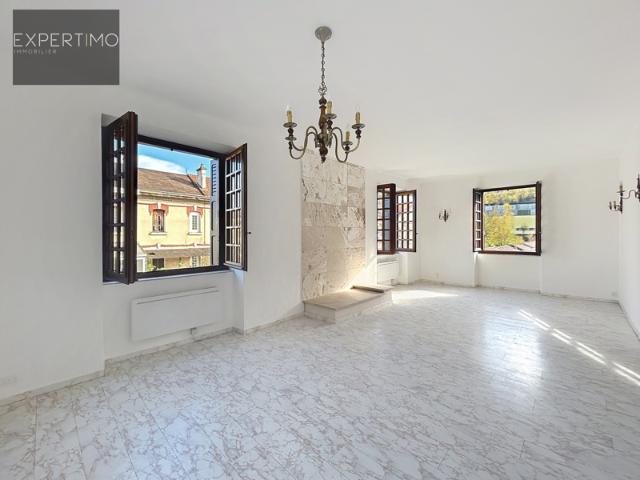 Maison avec potentiel sur deux niveaux garage et stationne