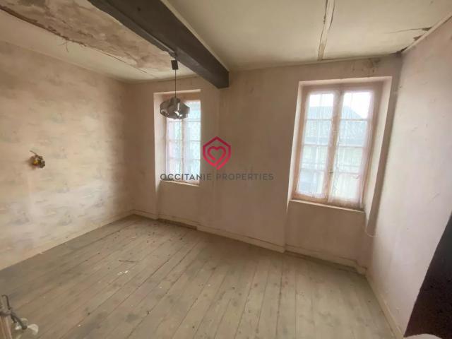 Maison avec potentiel, proche rivière et commerces