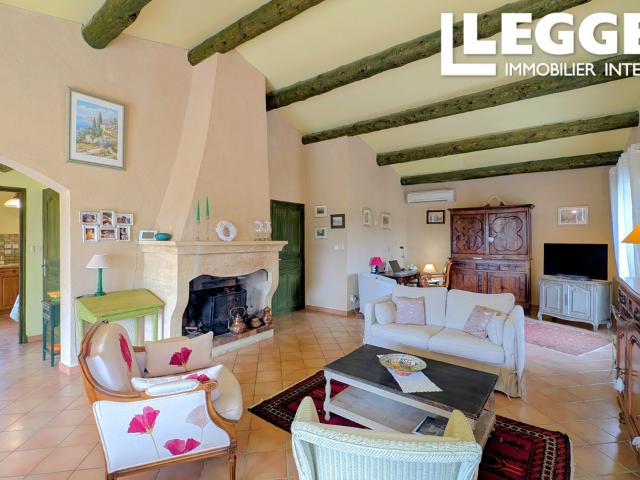 Maison avec studio, garage et piscine sur terrain arboré et clos avec une vue sur la vallée et le Mont Ventoux