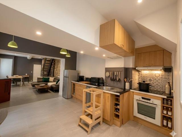 MAISON RÉNOVÉE 120 m² + STUDIO INDÉPENDANT POSSIBILITÉ TOIT TERRASSE PROCHE COMMERCES 140 000 LUC SUR ORBIEU