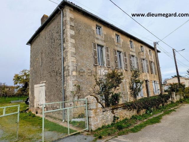 Maison, Azay le Brûlé