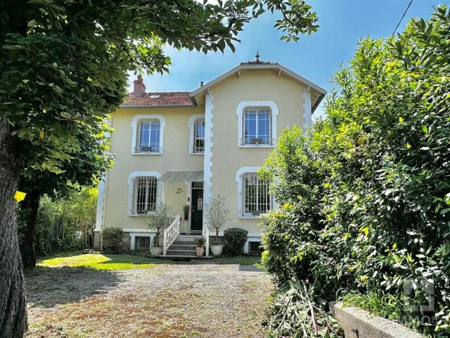 Maison bourgeoise 6 chambres sur 1000m² de terrain 200m² Cahors