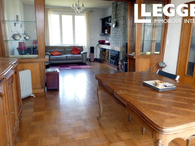 Maison bourgeoise 140 m² sur sous sol encadré par jardins 920 m² à proximité du centre ville de Pontrieux