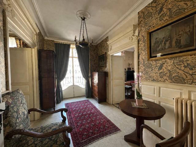 Maison bourgeoise XIXème avec cave, parc arbré clos avec cours d'eau en contre bas