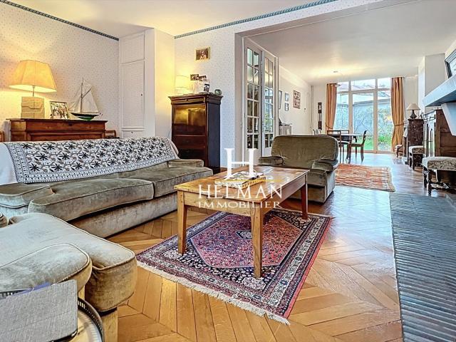 Maison bourgeoise avec jardin, garage, beaux volumes et 3 ap. 431m² Saint Omer