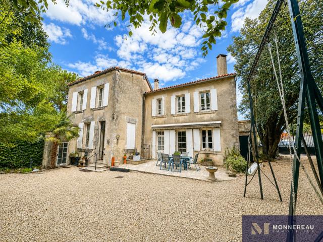 Maison Bourgeoise Avec Parc Et Piscine En Coeur De Ville 390m² Barbezieux Saint Hilaire