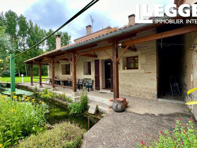 Maison bourgeoise Charentaise renové, 4 chambres avec terrain supplémentaire, près de Saint Jean D'Angely