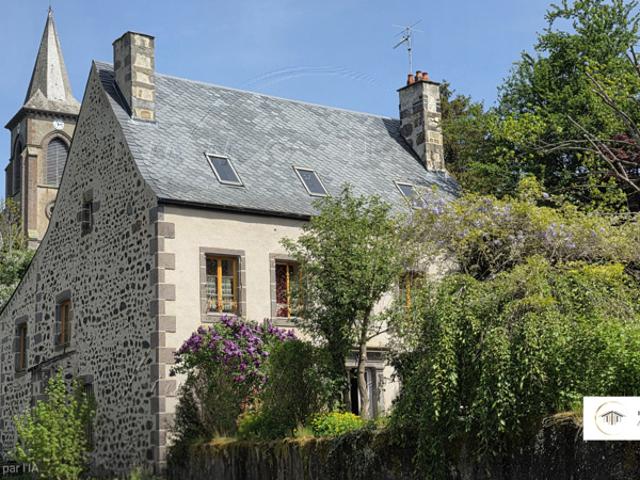Maison bourgeoise de caractère chargée d'histoire avec terra