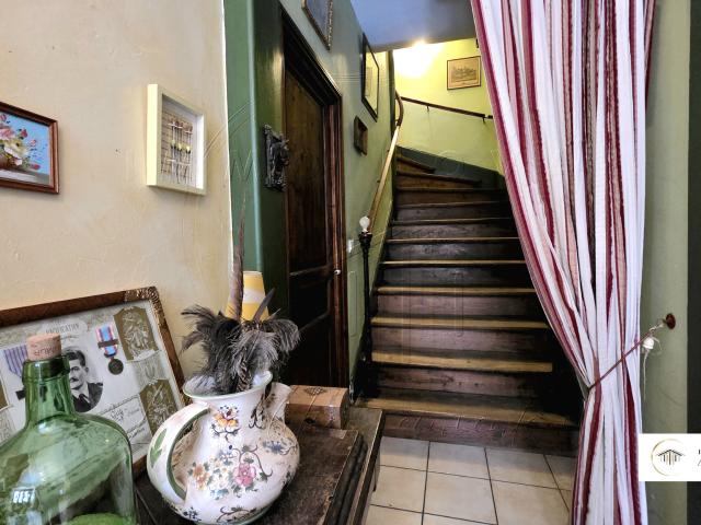 Maison bourgeoise de caractère chargée d'histoire avec terrain Centre village de Murol