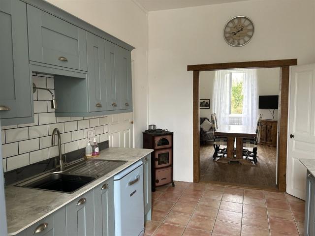 Maison bourgeoise de six chambres dans une jolie ville 167m² Châtelus Malvaleix