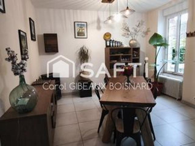 Maison bourgeoise en pierre de 9 pièces avec garage et terrain