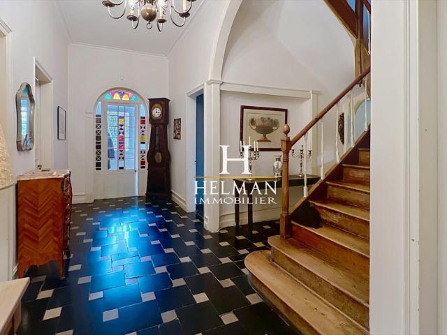 Maison bourgeoise en semi plain pied dans un parc arboré de. 320m² Merck Saint Liévin