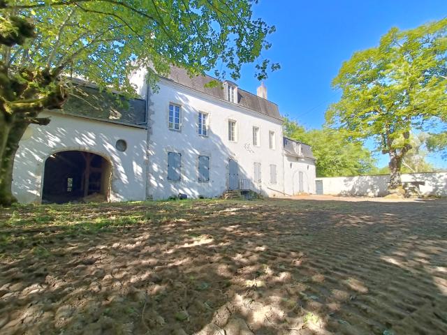 MAISON BOURGEOISE, MAISON ATYPIQUE, CACHET D'ANTAN, GRAND TERRAIN + de 20 ha, DEPENDANCES, CALME