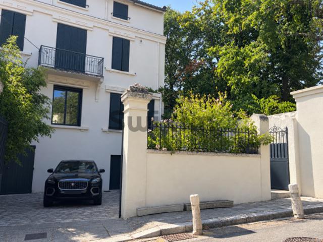 Maison Bourgeoise rue Meynier de Salinelles, à 2 pas des Hal